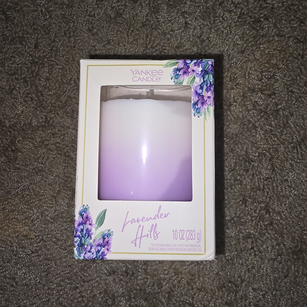 Yankee Candle Lavender Hills - Purple and White